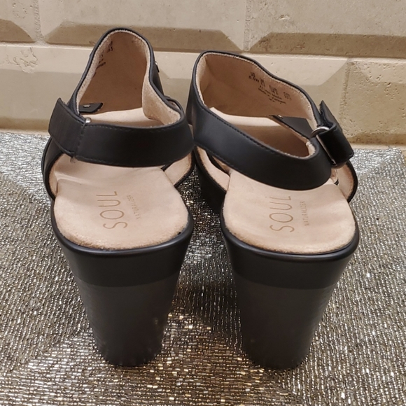 SOLD!!! SOUL by NATURALIZER Sandals - Size 8W - Picture 5 of 10